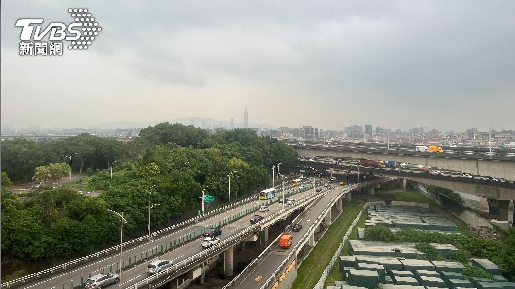 自劍潭安心檢疫所拍出台北市仍為晴朗炎熱的天氣，不過明日鋒面通過北部東半部將出現雨勢。（圖／葉韋辰攝）