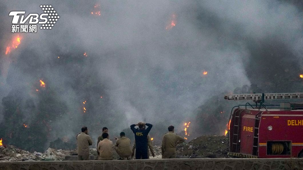 印度新德里垃圾掩埋場燃起熊熊大火。（圖／達志影像美聯社）