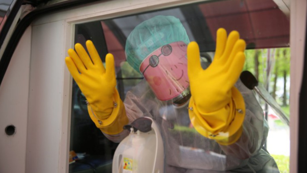 花蓮慈濟醫院兒科團隊醫師戴上「佩佩豬爸爸」面具幫小孩做篩檢。（圖／花蓮慈濟醫院提供）