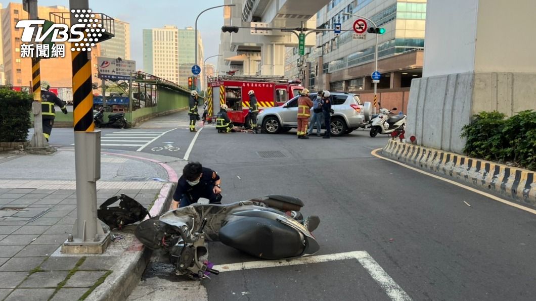 休旅車、機車在路口發生事故，警消到場救援。（圖／TVBS）
