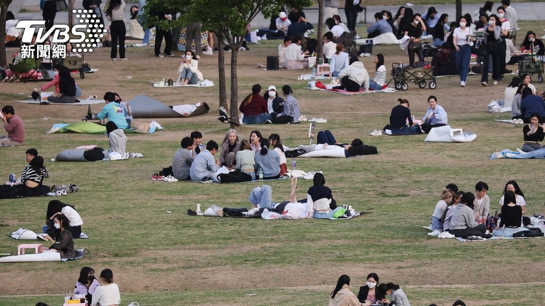 南韓日前全面解除社交距離規範，漢江旁湧現大量野餐人潮。（圖／達志影像路透社）