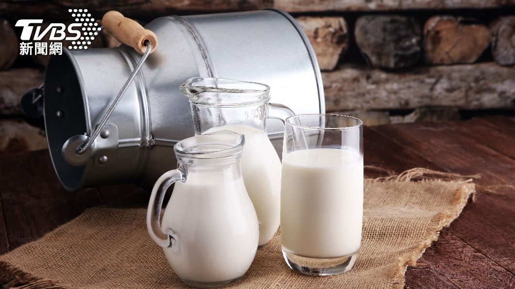 牛奶含有豐富的鈣質及維生素B2。（示意圖／shutterstock達志影像）