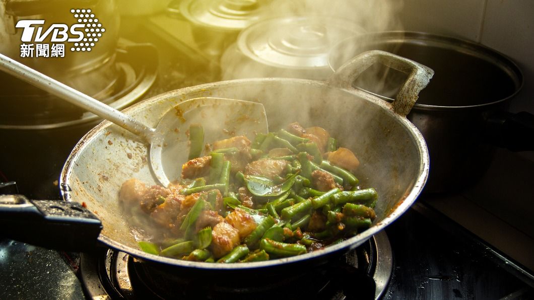 煮菜所產生的油煙，容易傷害到肺部。（示意圖／shutterstock達志影像）