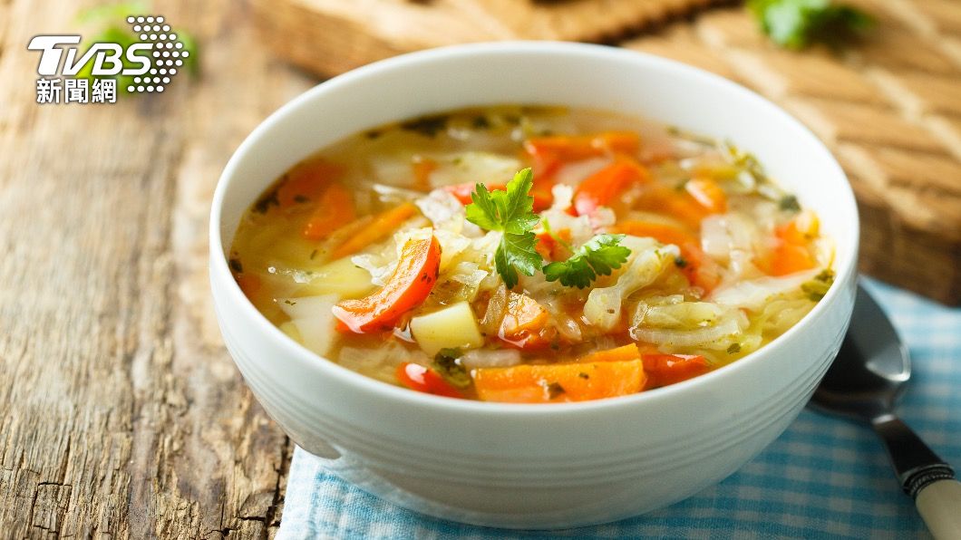 用高麗菜燉湯，健康又好喝。（示意圖／shutterstock達志影像）