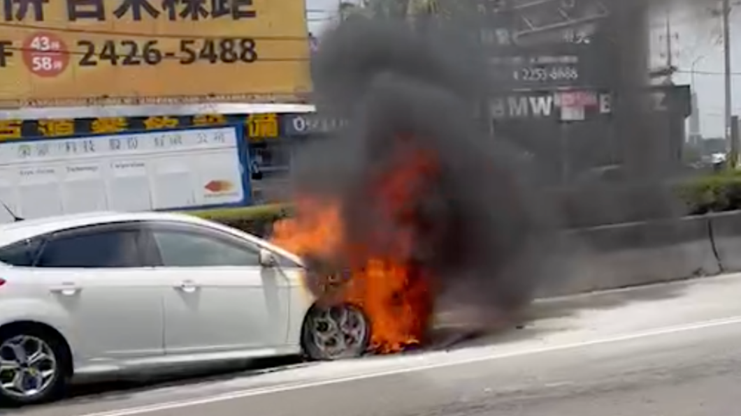  白色轎車突然起火燃燒。（圖／翻攝自記者爆料網）