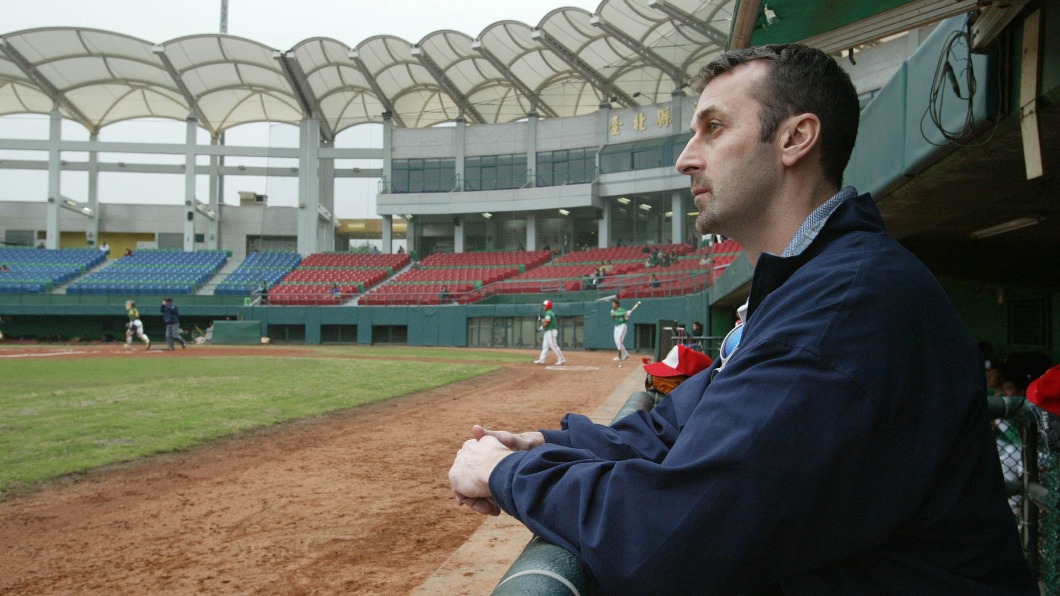 2004~07年擔任中華職棒客座裁判的加拿大籍判官藍普洛夫，背景是尚未加蓋內野第二層看台的新莊棒球場。（圖／王雲慶提供）