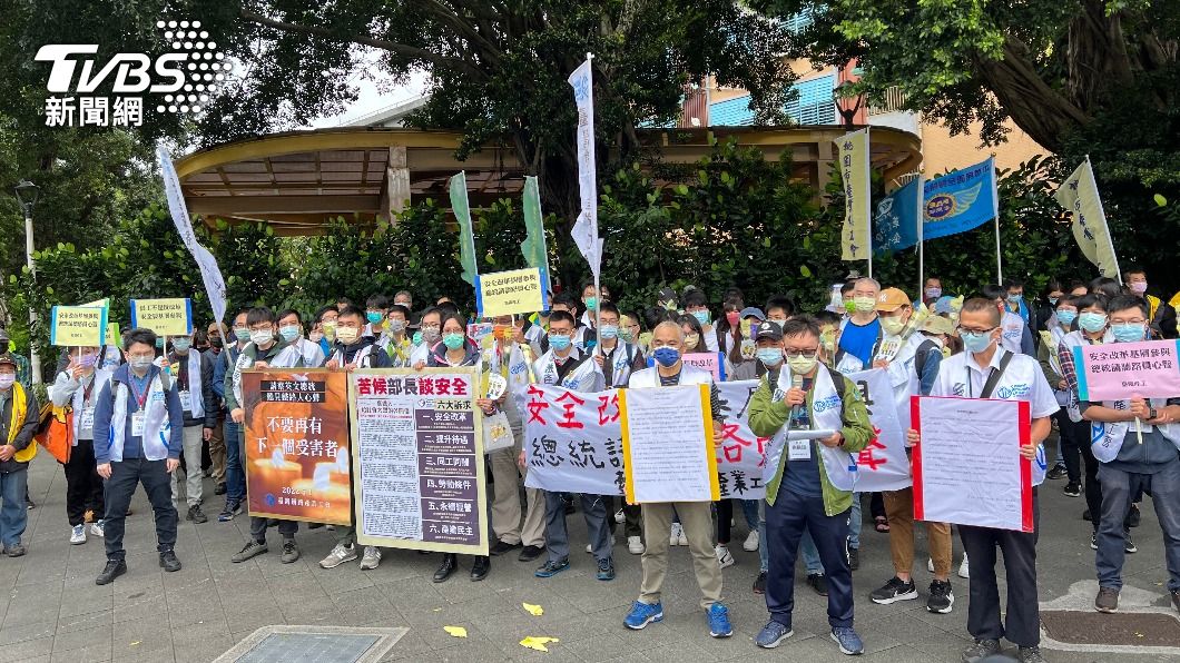 台鐵產工今天前往總統官邸附近抗議。（圖／TVBS）