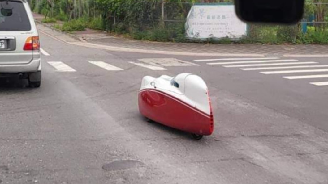 民眾在路上看見奇特的車子。（圖／翻攝自臉書「台灣交通安全協會」）
