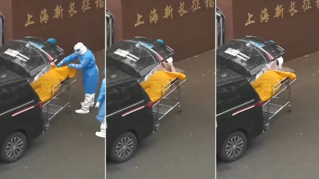 上海老人被裝進屍袋差點送去火化。（圖／翻攝自微博）