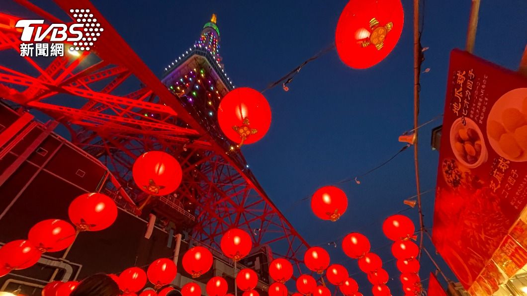 東京鐵塔後面廣場有台灣祭活動，紅燈籠高高掛。（圖／中央社）