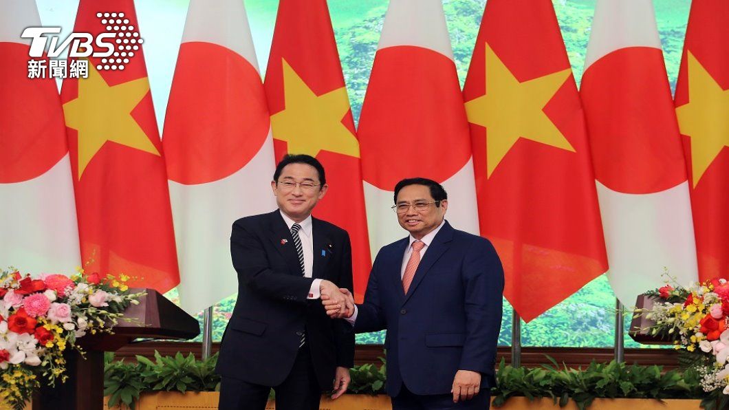 日本首相岸田文雄與越南總理范明正。（照片來源：AP）