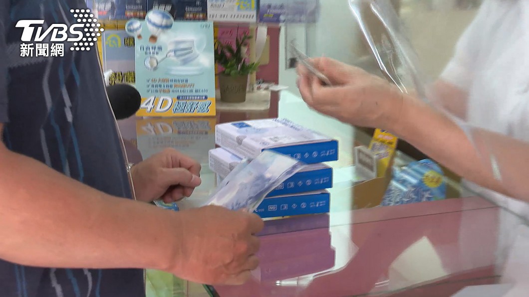 近日國內確診數增加民眾紛到藥局購買快篩自行檢驗。（示意圖／TVBS資料畫面）