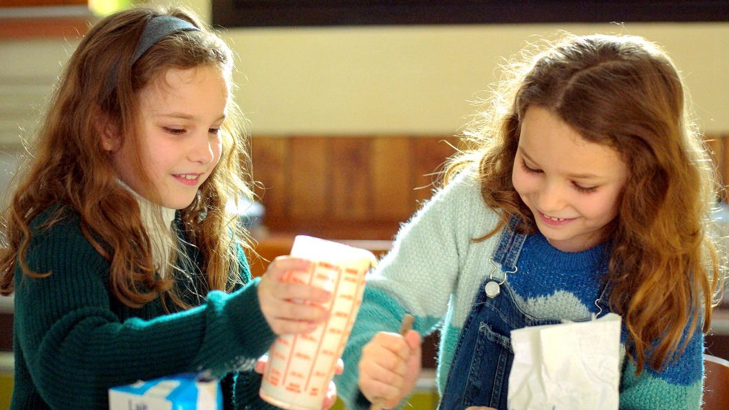 雙胞胎姊妹在《親愛的童伴》中一起玩遊戲、做煎餅。（圖／海鵬提供）