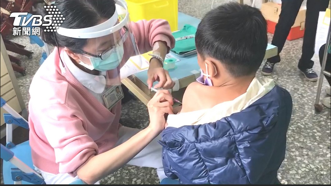 6至11歲兒童自5月2日起開始接種COVID-19疫苗。（圖／TVBS資料畫面） 兒童開打疫苗　啟用V Watch監測不良反應、家長這樣回報