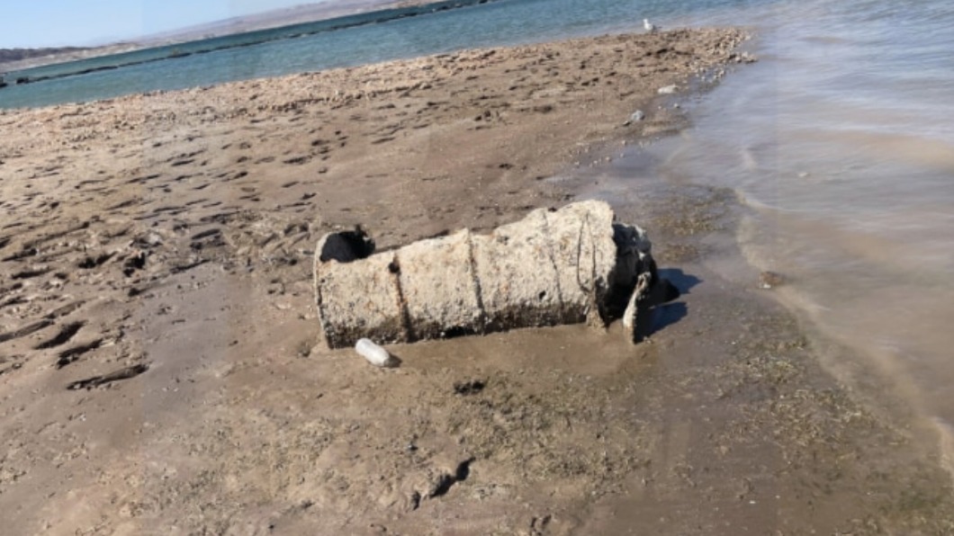 美國米德湖湖底發現鏽蝕的金屬桶。（圖／翻攝自拉斯維加斯醏會警察局）