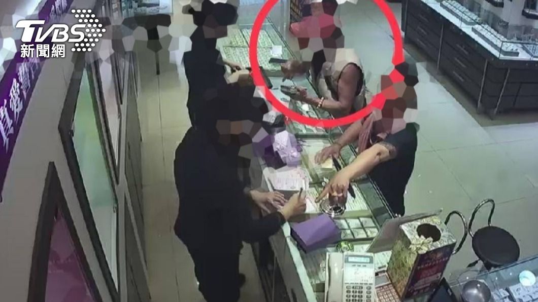 竊賊和街友一起去台南買金飾。（圖／TVBS）