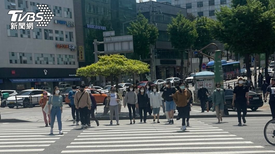 韓國宣布5/2起解除在室外須配戴口罩的規定，但實際上在外不戴口罩的行人仍不多。（圖／中央社）