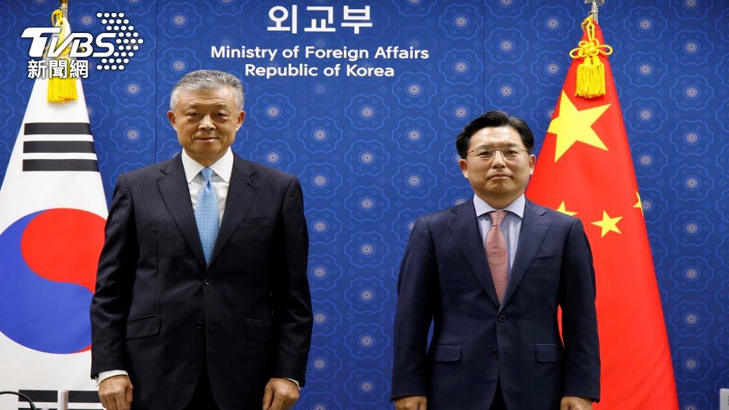 中國特別代表劉曉明與南韓特別代表魯圭德。（照片來源：AP）