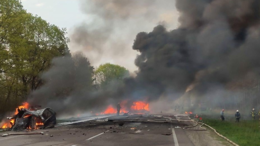 烏克蘭西部3日發生一起油罐車和巴士互撞的交通事故。（圖／翻攝自推特）