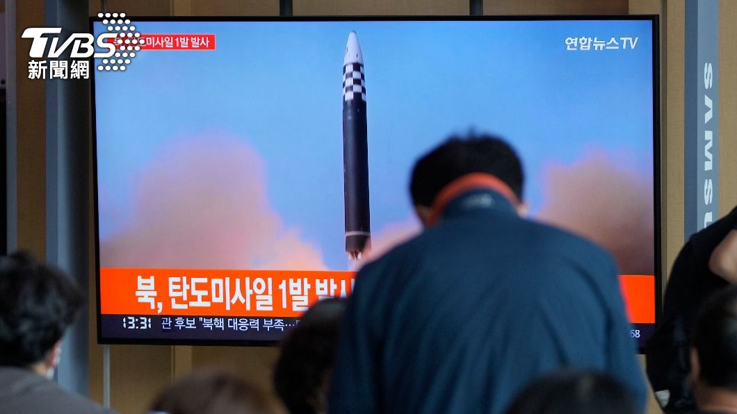 南韓民眾透過電視新聞得知北韓發射飛彈的消息。（圖／達志影像美聯社）