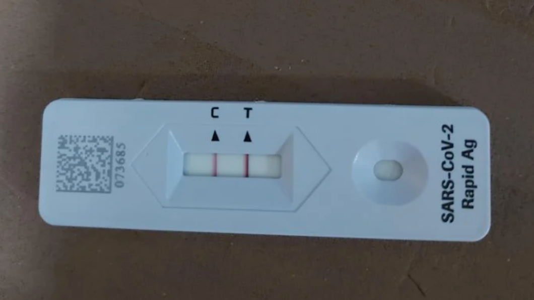 一名女網友使用唾液進行快篩，結果呈陽性。（圖／翻攝自Dcard） 唾液快篩也行？網吐痰實測「兩條線」　PCR真的確診了
