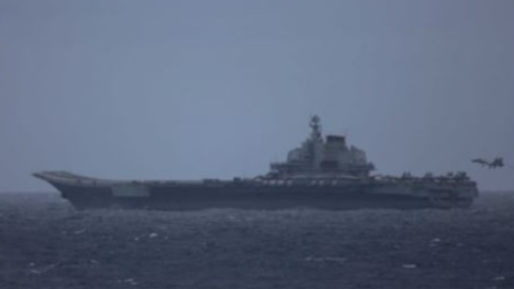 中國海軍的遼寧號航空母艦進行實戰化訓練。（圖／翻攝自@jointstaffpa Twitter）