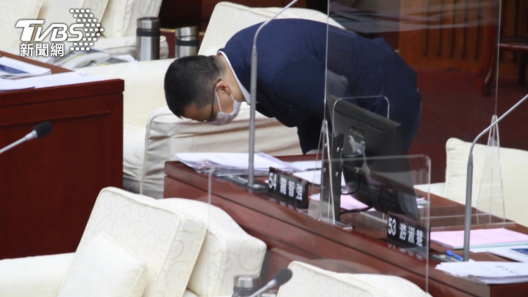 羅智強下周將請辭台北市議員，今天最後一次質詢柯文哲，深深向市府團隊鞠躬。（圖／TVBS）