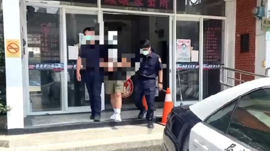 林男被逮，由警方戒護送醫。（圖／TVBS）
