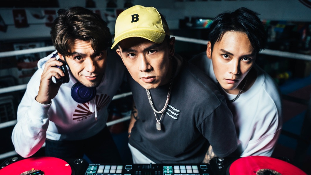（左起）DJ宗華、大隸、劉漢之，共同演唱電影《鐵拳巴圖》主題曲〈鐵拳〉。（圖／本勢娛樂提供）