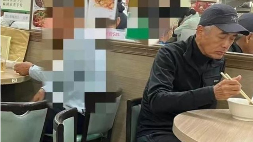 近日網上流傳一張發哥在茶餐廳吃飯的照片。（圖／翻攝自微博）