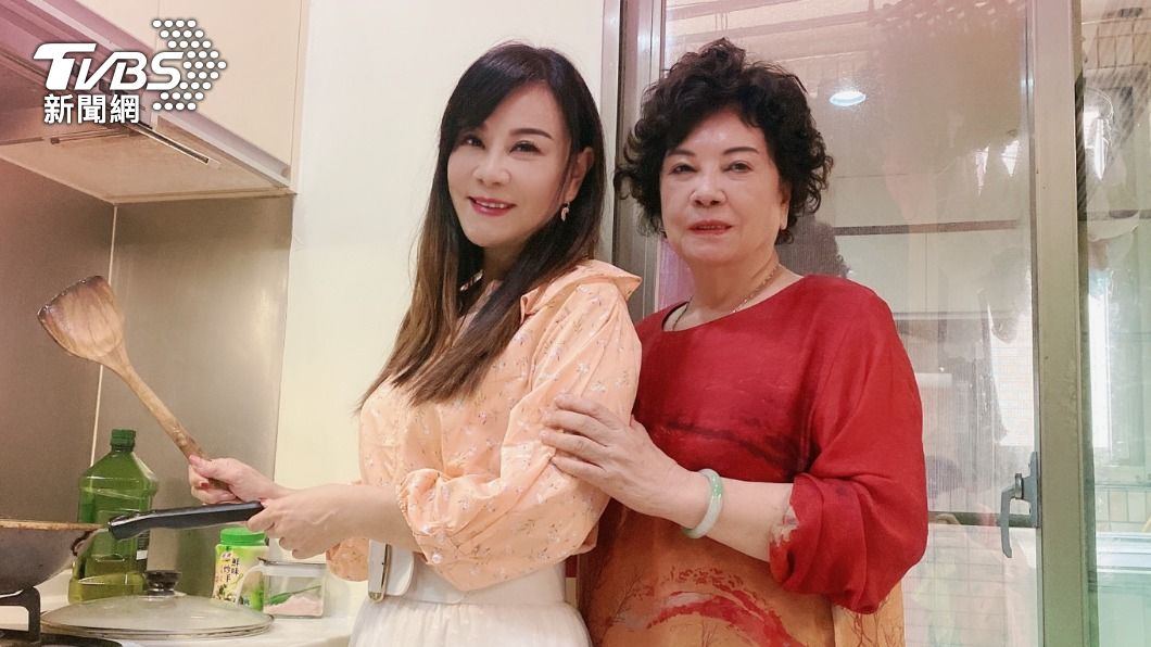 龍千玉和83歲母親感情極佳。（圖／豪記唱片提供）