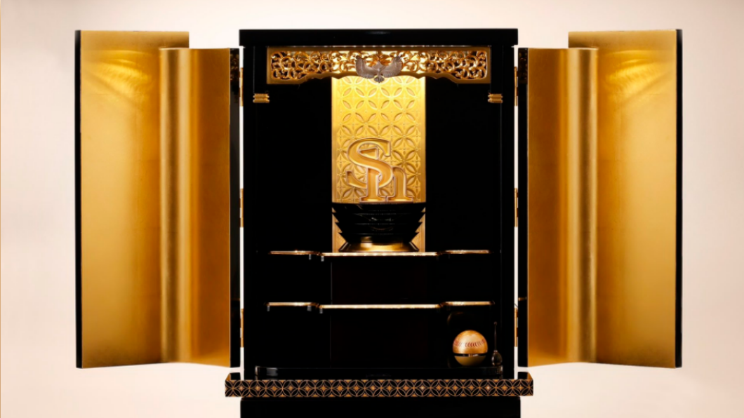 軟銀鷹推出要價170萬圓（新台幣約38萬元）的佛壇。（圖／翻攝自HAWKS_official推特）