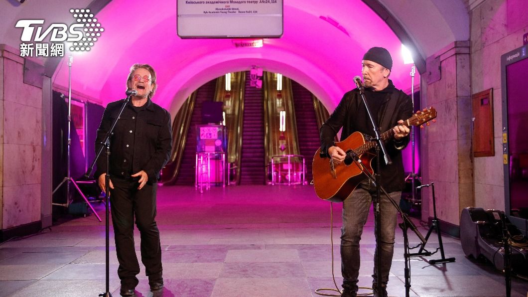 U2主唱在烏克蘭地鐵站開唱。（圖／達志影像路透社）