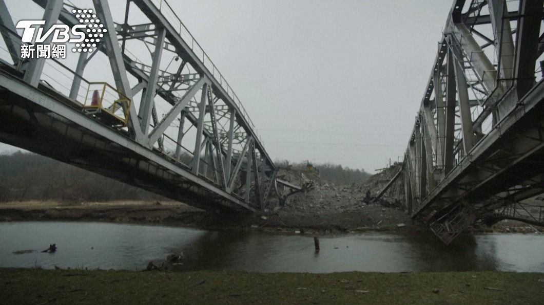圖為烏克蘭Irpin一處遭俄軍摧毀的鐵路大橋。（圖／達志影像路透社）