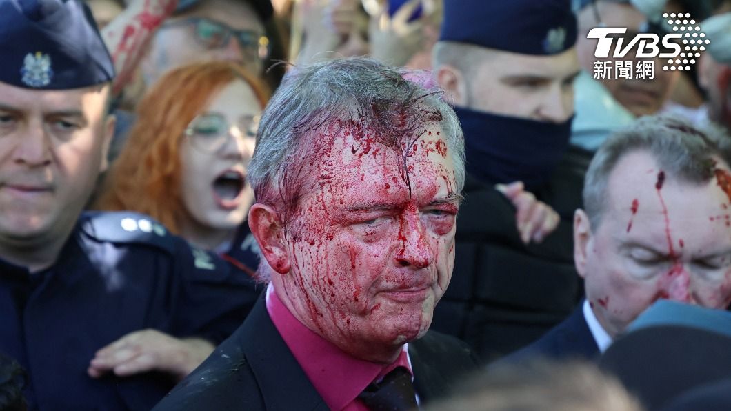 俄羅斯駐波蘭大使安德瑞夫，遭潑灑紅色液體。（圖／達志影像路透社）