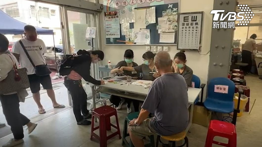 台南市65歲長者接種送快篩。（圖／TVBS）