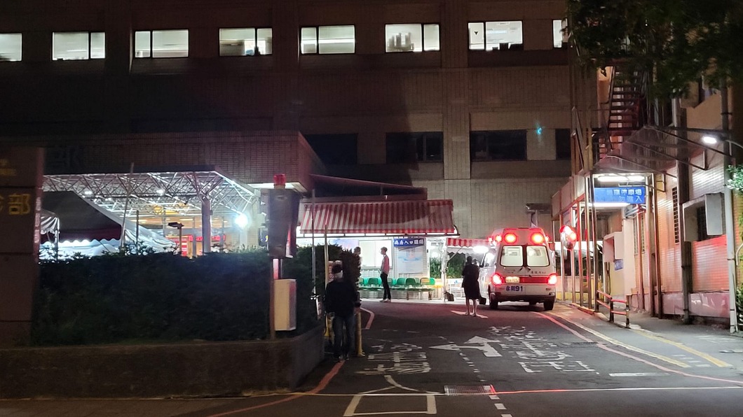 救護車一台一台排隊進入醫院。（圖／翻攝自戴立綱臉書）