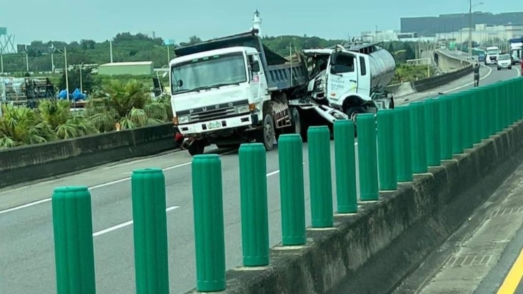 台61線草漯段砂石車、牛乳車發生車禍。（圖／翻攝自記者爆料網）