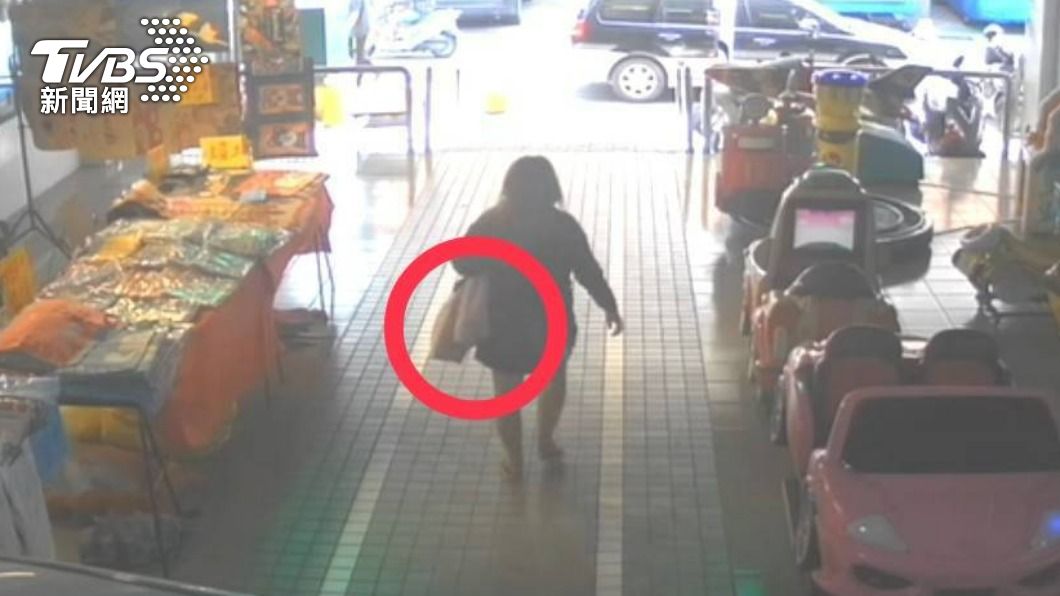 女嫌偷包包，警通知到案驚見她是居隔者。（圖／TVBS）