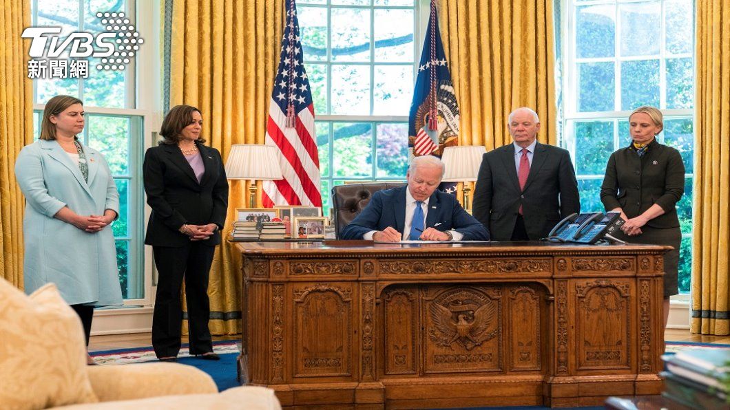 美國總統拜登簽署法案。（照片來源：AP）