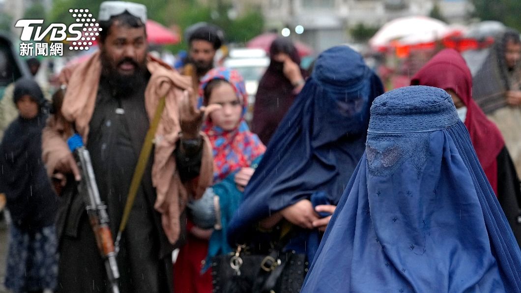 阿富汗的街頭隨處可見拿著槍的塔利班戰士，緊盯當地婦女的行動。（圖／達志影像美聯社）