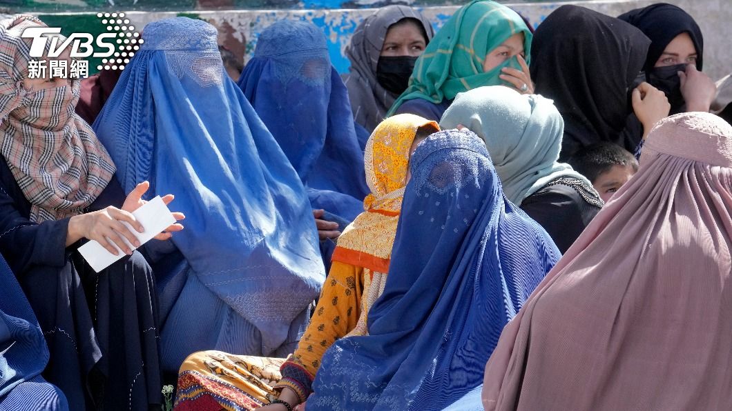 阿富汗婦女上街抗議塔利班的新命令。（圖／達志影像美聯社）
