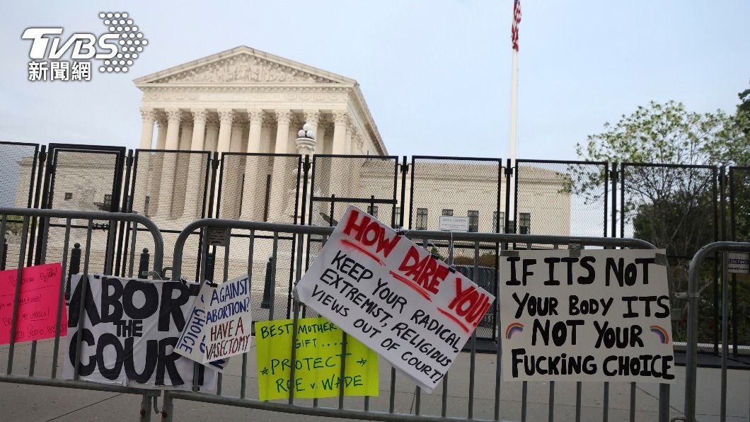 支持墮胎合法化的美國民眾至最高法院貼標語抗議。（圖／達志影像美聯社）