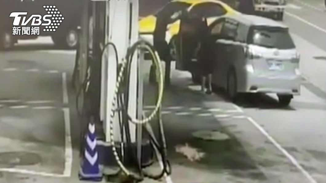 2名駕駛因行車糾紛在加油站口角。（圖／TVBS）