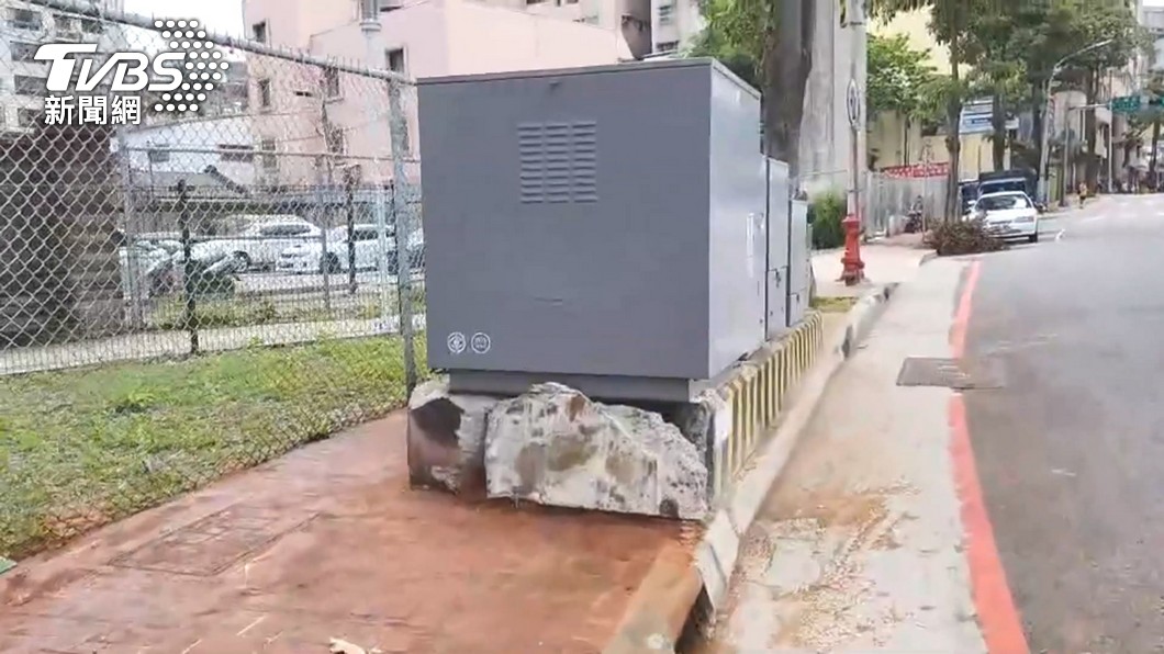 急奔廁所！ 駕駛忘拉手煞車車撞電箱釀停電│TVBS新聞網