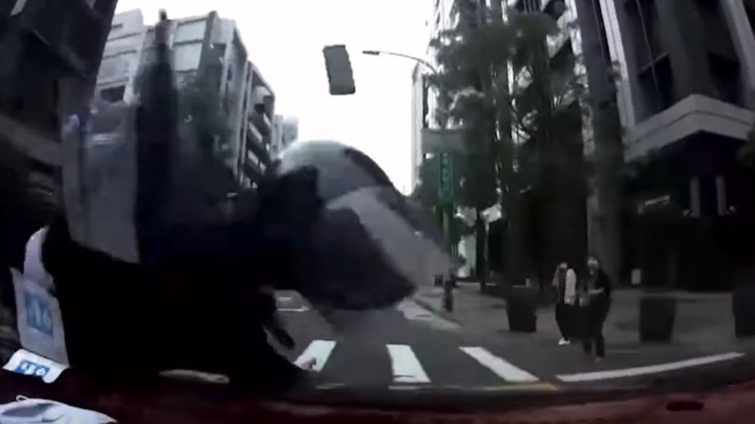 騎士疑似滑手機未注意來車，路口慘遭撞飛。（圖／翻攝爆料公社）