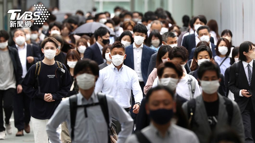 日本宣布戶外有維持距離可不用戴口罩。（圖／達志影像美聯社）