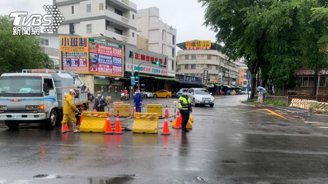 大雨炸高雄，三民區馬路爆裂。（圖／TVBS）