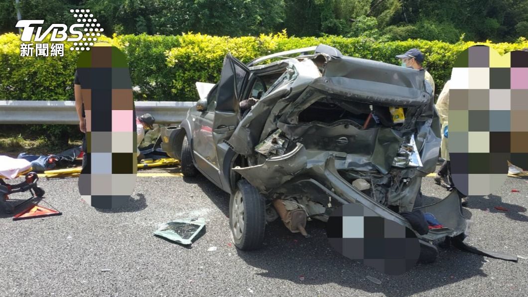 國道1號苗栗頭屋路段發生3車追撞事故。（圖／TVBS）
