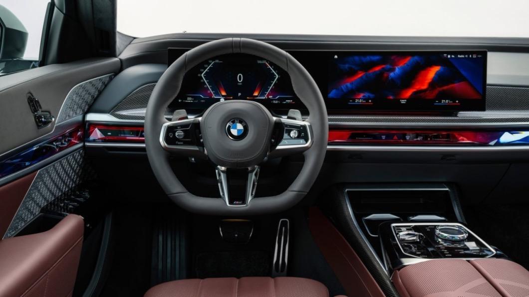 BMW設計總監認為大螢幕已經到了極限，未來會像科幻電影採用投影的方式呈現功能介面。（圖／翻攝自BMW）